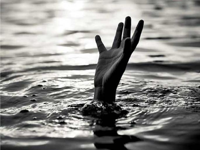 Rajivada: A young man jumped into the sea from a bridge at Bhatye and tried to commit suicide | आत्महत्येसाठी तरुणाने मारली समुद्रात उडी, रत्नागिरीतील राजीवडा भाट्ये येथील प्रकार Rajivada: A young man jumped into the sea from a bridge at Bhatye and tried to commit suicide | आत्महत्येसाठी तरुणाने मारली समुद्रात उडी, रत्नागिरीतील राजीवडा भाट्ये येथील प्रकार