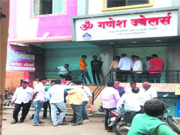 Atpadi burglary shop burglarized Rs 17 lakh stolen from Lampas | Crime News Sangli: आटपाडीतील सराफी दुकान फोडून १७ लाखांचा ऐवज लंपास, चोरटे चोरीच्याच मोटारीतून पसार Atpadi burglary shop burglarized Rs 17 lakh stolen from Lampas | Crime News Sangli: आटपाडीतील सराफी दुकान फोडून १७ लाखांचा ऐवज लंपास, चोरटे चोरीच्याच मोटारीतून पसार