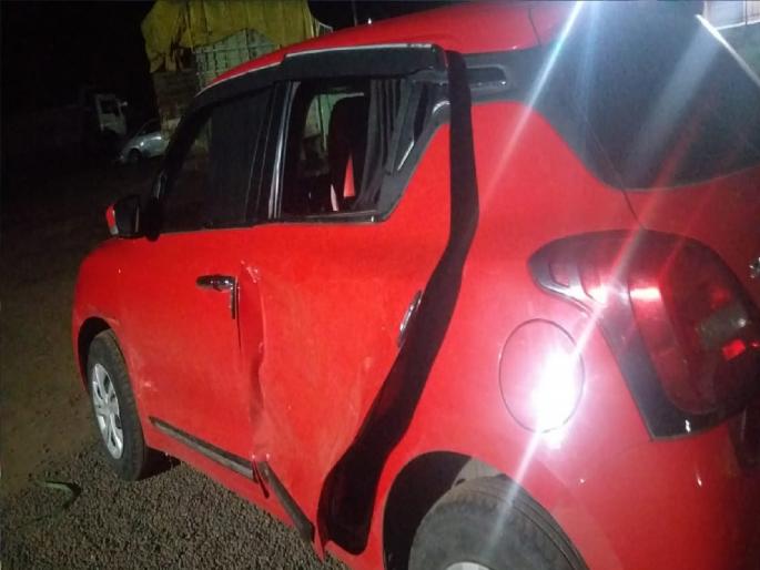 A petrol pump employee was robbed at knifepoint, Incident at Aljapur on Phaltan-Satara road | सातारा: चाकूचा धाक दाखवत पेट्रोल पंपावरील कर्मचाऱ्याला लुटले, कार सोडून चोरटे पसार A petrol pump employee was robbed at knifepoint, Incident at Aljapur on Phaltan-Satara road | सातारा: चाकूचा धाक दाखवत पेट्रोल पंपावरील कर्मचाऱ्याला लुटले, कार सोडून चोरटे पसार