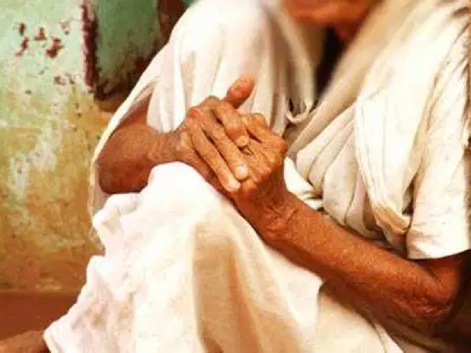 The old man's wish to get the stolen loot; Worn thresholds of leaders with police | चोरलेला ऐवज मिळावा यासाठी वृद्धेची वणवण; पोलिसांसह नेत्यांचे झिजवले उंबरठे The old man's wish to get the stolen loot; Worn thresholds of leaders with police | चोरलेला ऐवज मिळावा यासाठी वृद्धेची वणवण; पोलिसांसह नेत्यांचे झिजवले उंबरठे