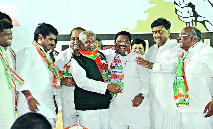 Junking of each other: Junket | एकमेकांची जिरवताना दोघांचीही जिरली : आवाडे-आवळे मनोमिलन Junking of each other: Junket | एकमेकांची जिरवताना दोघांचीही जिरली : आवाडे-आवळे मनोमिलन