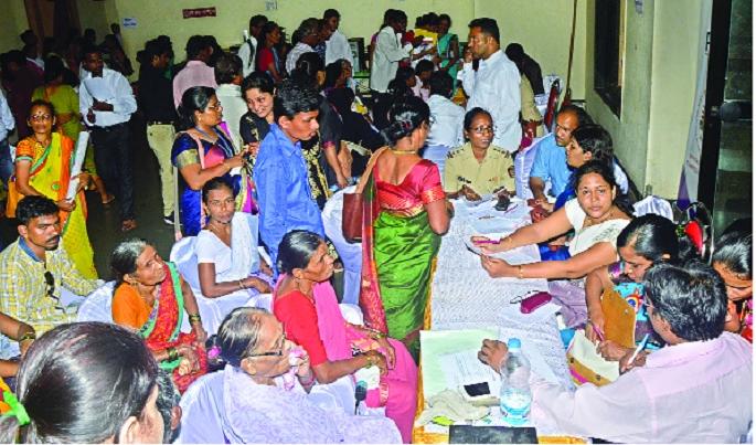 Viveya Rahatkar and current committee likely to increase | राज्य महिला आयोग अध्यक्ष निवडीची जाहिरात २४ तासांत रद्द Viveya Rahatkar and current committee likely to increase | राज्य महिला आयोग अध्यक्ष निवडीची जाहिरात २४ तासांत रद्द