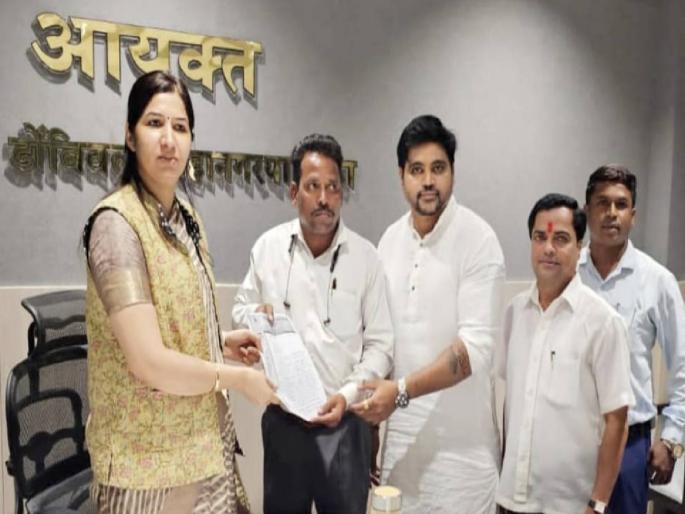 Shinde Group office bearers visit KDMC Commissioner to resolve various issues in mumbai | विविध समस्या सोडविण्याकरीता शिंदे गटाच्या पदाधिकाऱ्यांची केडीएमसी आयुक्तांना भेट Shinde Group office bearers visit KDMC Commissioner to resolve various issues in mumbai | विविध समस्या सोडविण्याकरीता शिंदे गटाच्या पदाधिकाऱ्यांची केडीएमसी आयुक्तांना भेट