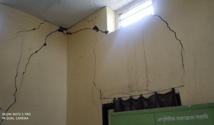 Ayurvedic hospital building danger to colapse | आयुर्वेदिक दवाखान्याची इमारत धोकादायक Ayurvedic hospital building danger to colapse | आयुर्वेदिक दवाखान्याची इमारत धोकादायक