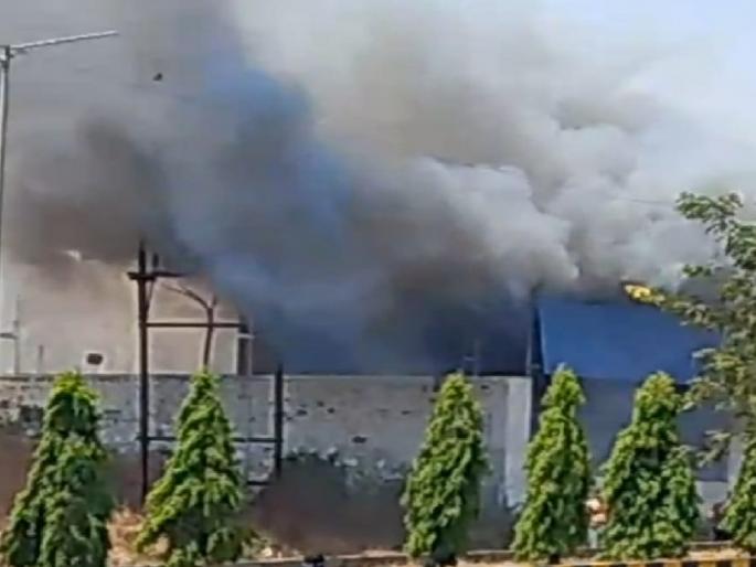 Major fire breaks out at Ayush Industries in Lakshmi Industrial Estate Hatkanangale Four workers seriously injured | Kolhapur News: हातकणंगलेत इंडस्ट्रीजला भीषण आग, चार कामगार गंभीर जखमी Major fire breaks out at Ayush Industries in Lakshmi Industrial Estate Hatkanangale Four workers seriously injured | Kolhapur News: हातकणंगलेत इंडस्ट्रीजला भीषण आग, चार कामगार गंभीर जखमी
