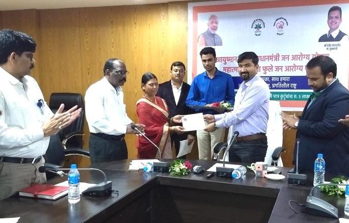 1.35 lakh families in Washim district get health benefits | वाशिम जिल्ह्यातील १.३५ लाख कुटुंबांना मिळणार आरोग्य सेवेचा लाभ 1.35 lakh families in Washim district get health benefits | वाशिम जिल्ह्यातील १.३५ लाख कुटुंबांना मिळणार आरोग्य सेवेचा लाभ