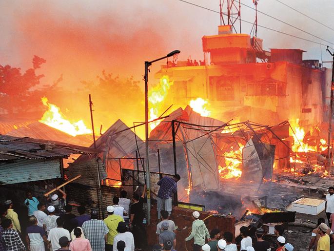 18 Furniture shops gutted in massive fire; Shopkeepers losses all | भीषण आगीत १८ फर्निचर दुकानांचा कोळसा; हातावर पोट असणारे दुकानदार आले रस्त्यावर 18 Furniture shops gutted in massive fire; Shopkeepers losses all | भीषण आगीत १८ फर्निचर दुकानांचा कोळसा; हातावर पोट असणारे दुकानदार आले रस्त्यावर