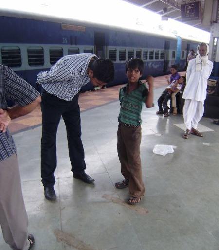 Five children from Nagpur went to see Mumbai ... saved by TC | नागपूरचे पाच चिमुकले निघाले मुंबई पहायला... टीसीमुळे बचावले