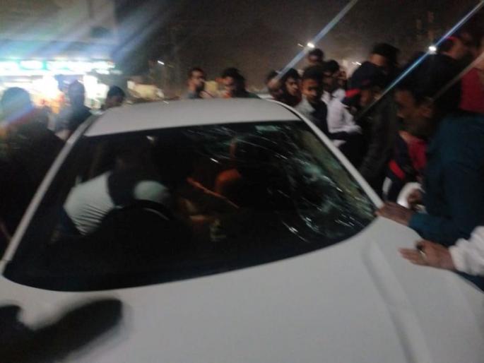 A driver hit three two-wheelers and one four-wheeler in Jalgaon. Four people have been injured in this. | 'थर्टी फर्स्ट' पूर्वीच जिल्हाधिकारी कार्यालयातील लिपिकाचा 'धिंगाणा'; दुचाकीसह चारचाकीला धडक A driver hit three two-wheelers and one four-wheeler in Jalgaon. Four people have been injured in this. | 'थर्टी फर्स्ट' पूर्वीच जिल्हाधिकारी कार्यालयातील लिपिकाचा 'धिंगाणा'; दुचाकीसह चारचाकीला धडक