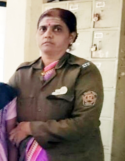 Corona kills ST carrier woman in Solapur; He breathed his last in a government hospital | सोलापुरातील एसटी वाहक महिलेचा कोरोनाने मृत्यू; शासकीय रूग्णालयात घेतला अखेरचा श्वास Corona kills ST carrier woman in Solapur; He breathed his last in a government hospital | सोलापुरातील एसटी वाहक महिलेचा कोरोनाने मृत्यू; शासकीय रूग्णालयात घेतला अखेरचा श्वास