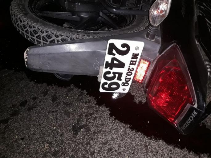 Two dead and one injured in a horrific accident on Padegaon road | पडेगाव रोडवरील भीषण अपघातात दोन ठार,एक जखमी Two dead and one injured in a horrific accident on Padegaon road | पडेगाव रोडवरील भीषण अपघातात दोन ठार,एक जखमी