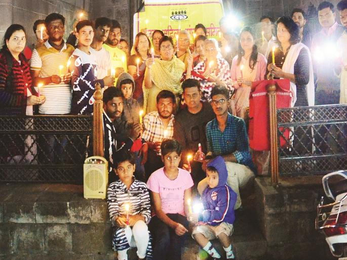 Tribute to the deceased girl of Hinganghat by burning candles | अत्याचाराचा काळोख केव्हा होणार दूर?