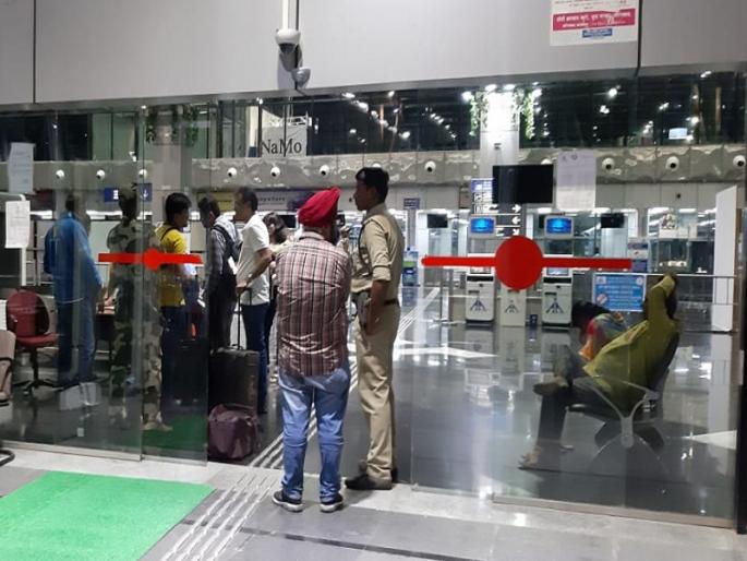 Aurangabad-Hyderabad plane cancelled due to technical breakdown; 60 passengers stayed for 6 hours | औरंगाबाद-हैदराबाद विमानात तांत्रिक बिघाडाने ६० प्रवासी ६ तास खोळंबले Aurangabad-Hyderabad plane cancelled due to technical breakdown; 60 passengers stayed for 6 hours | औरंगाबाद-हैदराबाद विमानात तांत्रिक बिघाडाने ६० प्रवासी ६ तास खोळंबले