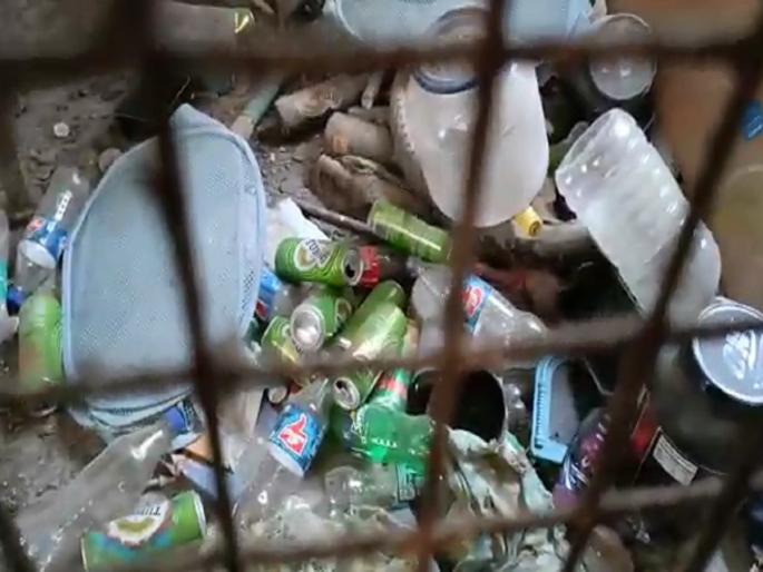 The scrap bottles of liquor, not medicine, in the Ghati Hospital; It was revealed in the visit of the visitor committee | घाटी रुग्णालयात दवा नव्हे दारूच्या बाटल्यांचा खच; अभ्यागत समितीच्या पाहणीत आले उघडकीस The scrap bottles of liquor, not medicine, in the Ghati Hospital; It was revealed in the visit of the visitor committee | घाटी रुग्णालयात दवा नव्हे दारूच्या बाटल्यांचा खच; अभ्यागत समितीच्या पाहणीत आले उघडकीस