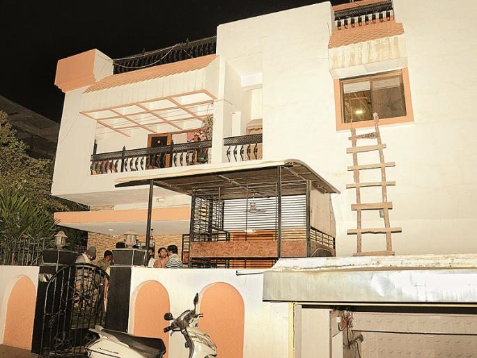 An Aurangabad industrialist, family deadly attack; Three seriously injured | औरंगाबादेत उद्योजक, कुटुंबियांवर प्राणघातक हल्ला; तीन जण गंभीर जखमी An Aurangabad industrialist, family deadly attack; Three seriously injured | औरंगाबादेत उद्योजक, कुटुंबियांवर प्राणघातक हल्ला; तीन जण गंभीर जखमी