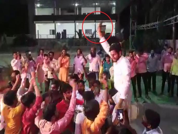 Navradeva out of control in Haldi program, shooting in the air in ecstasy! | Video: हळदीच्या कार्यक्रमात नवरदेव बेफाम, अत्यानंदात केला हवेत गोळीबार! Navradeva out of control in Haldi program, shooting in the air in ecstasy! | Video: हळदीच्या कार्यक्रमात नवरदेव बेफाम, अत्यानंदात केला हवेत गोळीबार!