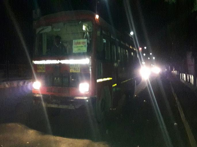 Two hours after the ST Puncture, the students fell in cold, 'Lokmat' gave their hand | एसटी पंक्चर झाल्याने दोन तास विद्यार्थी थंडीत कुडकुडले,'लोकमत'ने दिला मदतीचा हात Two hours after the ST Puncture, the students fell in cold, 'Lokmat' gave their hand | एसटी पंक्चर झाल्याने दोन तास विद्यार्थी थंडीत कुडकुडले,'लोकमत'ने दिला मदतीचा हात