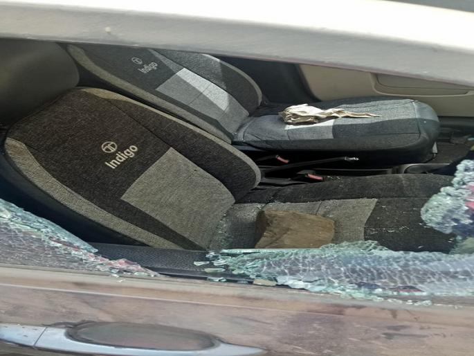 psychic breaks seven cars n stolen music systems n batteries | माथेफिरूने सात गाड्या फोडून म्युझिक सिस्टीम, बॅटऱ्या केल्या लंपास  