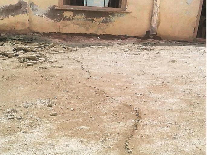 Structural audit report of the Aurangabad Zilha Parishad building at the house of the engineer | जिल्हा परिषद इमारतीचा स्ट्रक्चरल ऑडिट अहवाल अभियंत्यांच्या घरी Structural audit report of the Aurangabad Zilha Parishad building at the house of the engineer | जिल्हा परिषद इमारतीचा स्ट्रक्चरल ऑडिट अहवाल अभियंत्यांच्या घरी