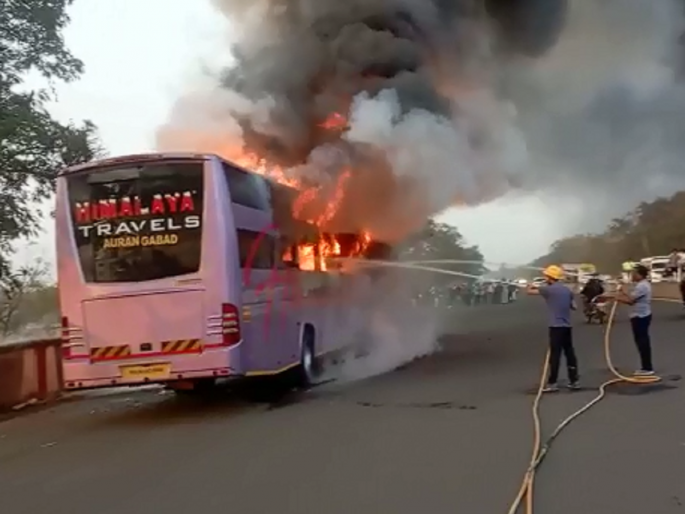 A major disaster was averted; The private bus caught fire as it left the passengers | Video: मोठा अनर्थ टळला; प्रवाशांना सोडून पुढे जाताच धावती खाजगी बस पेटली A major disaster was averted; The private bus caught fire as it left the passengers | Video: मोठा अनर्थ टळला; प्रवाशांना सोडून पुढे जाताच धावती खाजगी बस पेटली