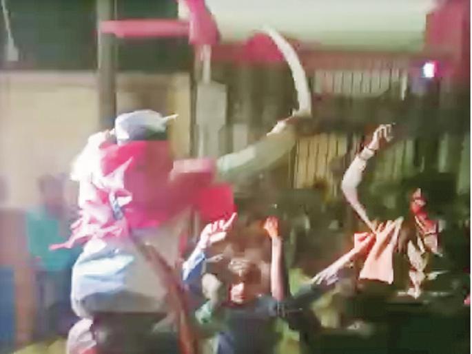 Swords, Zambia and dance in the haladi ceremony; Handcuffs on Navradeva's hand due to the friends | हळद समारंभात तलवार, जांबिया घेऊन बेधुंद नाच; मित्रांच्या प्रतापामुळे नवरदेवाच्या हातात बेड्या Swords, Zambia and dance in the haladi ceremony; Handcuffs on Navradeva's hand due to the friends | हळद समारंभात तलवार, जांबिया घेऊन बेधुंद नाच; मित्रांच्या प्रतापामुळे नवरदेवाच्या हातात बेड्या