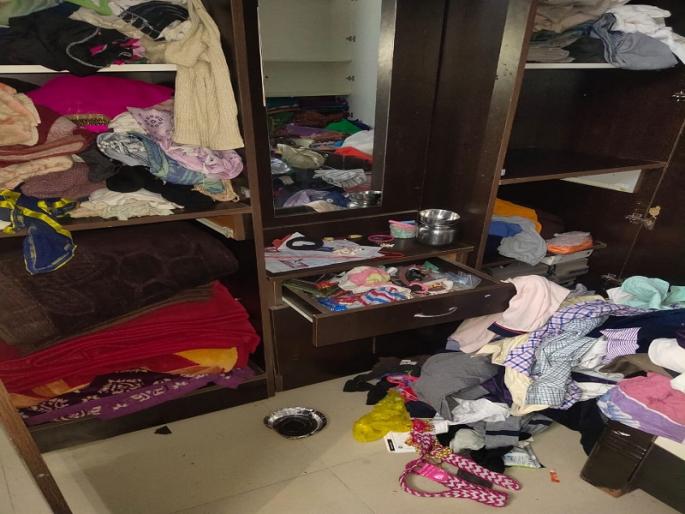 Daring robbery on Deolai Road; the house of the teacher couple robbed | देवळाई रोडवर धाडसी चोरी; सुरक्षारक्षकाला गुप्तीचा धाक दाखवून फोडले शिक्षक दांपत्याचे घर Daring robbery on Deolai Road; the house of the teacher couple robbed | देवळाई रोडवर धाडसी चोरी; सुरक्षारक्षकाला गुप्तीचा धाक दाखवून फोडले शिक्षक दांपत्याचे घर