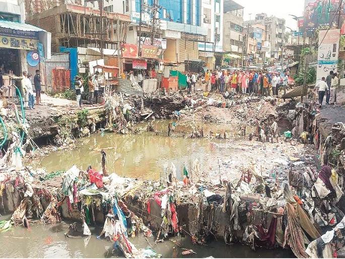 Polkhol of Aurangabad Municipal Corporation due to heavy rains; The administration claimed promptness | धुमशान पावसाने औरंगाबाद महापालिकेची पोलखोल; प्रशासनाने केला तत्परतेचा दावा Polkhol of Aurangabad Municipal Corporation due to heavy rains; The administration claimed promptness | धुमशान पावसाने औरंगाबाद महापालिकेची पोलखोल; प्रशासनाने केला तत्परतेचा दावा