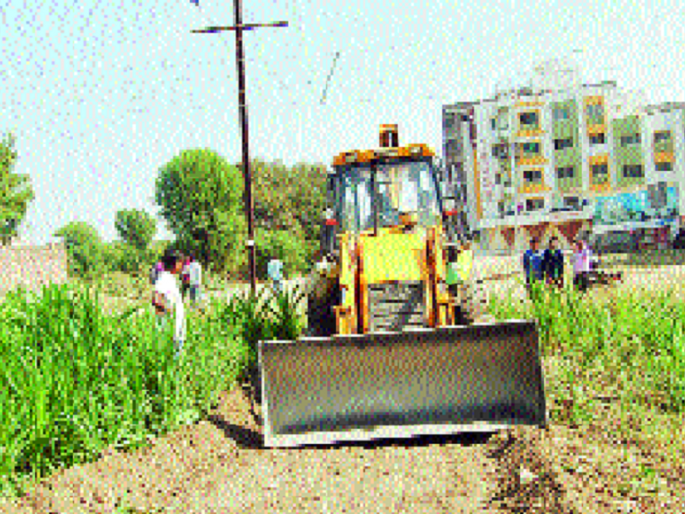 late acquisition of Aurangabad Municipal corporation | डी.पी. रोडवर चक्क शेती; औरंगाबाद मनपाची जागा ताब्यात घेण्यात दिरंगाई late acquisition of Aurangabad Municipal corporation | डी.पी. रोडवर चक्क शेती; औरंगाबाद मनपाची जागा ताब्यात घेण्यात दिरंगाई