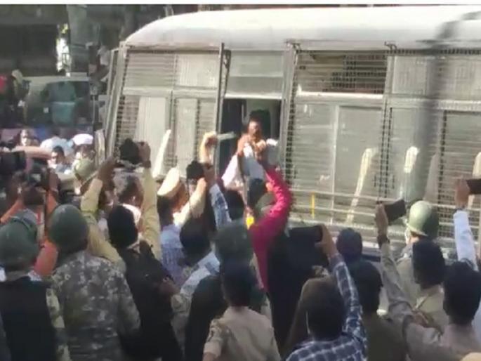 Farmers' attempt to take over the office of the Joint Director of Sugar; Police in riot gear storm a rally on Friday, removing hundreds of protesters by truck | शेतकऱ्यांचा साखर सहसंचालक कार्यालयाचा ताबा घेण्याचा प्रयत्न; लाठीचार्जनंतर आंदोलक पोलिसांच्या ताब्यात
