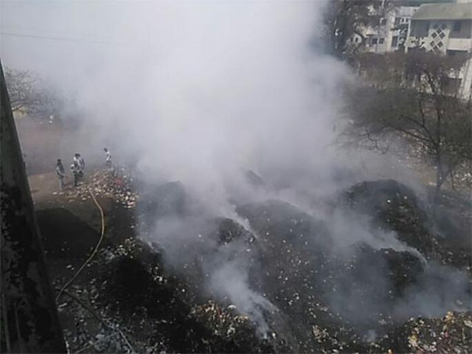 Fire caught in a garbage at Aurangabad | औरंगाबादमध्ये कचऱ्याच्या ढिगाला भीषण आग Fire caught in a garbage at Aurangabad | औरंगाबादमध्ये कचऱ्याच्या ढिगाला भीषण आग