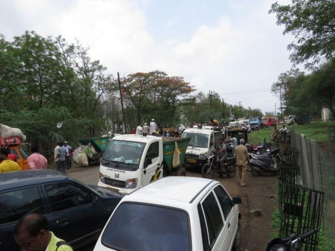 The Garbage Disposal Issue in Aurangabad resumed again, the cleanliness inspector beaten up by citizens | औरंगाबादेत कचराप्रश्न पुन्हा पेटला, स्वच्छता निरीक्षकाला नागरिकांची बेदम मारहाण The Garbage Disposal Issue in Aurangabad resumed again, the cleanliness inspector beaten up by citizens | औरंगाबादेत कचराप्रश्न पुन्हा पेटला, स्वच्छता निरीक्षकाला नागरिकांची बेदम मारहाण