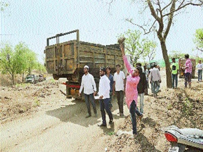 12 people including corporator Bamne lodged; There was an opposition to the garbage | नगरसेवक बमणेसह १२ जणांवर गुन्हा दाखल; कचरा टाकण्यास विरोध पडला महागात 12 people including corporator Bamne lodged; There was an opposition to the garbage | नगरसेवक बमणेसह १२ जणांवर गुन्हा दाखल; कचरा टाकण्यास विरोध पडला महागात