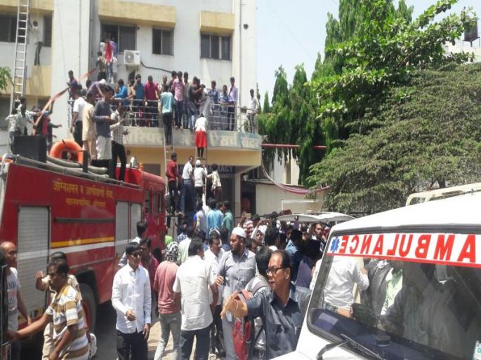 Aurangabad: Fire in Manik Hospital | औरंगाबाद : माणिक हॉस्पिटलमध्ये अग्नितांडव, काही रुग्ण किरकोळ जखमी Aurangabad: Fire in Manik Hospital | औरंगाबाद : माणिक हॉस्पिटलमध्ये अग्नितांडव, काही रुग्ण किरकोळ जखमी