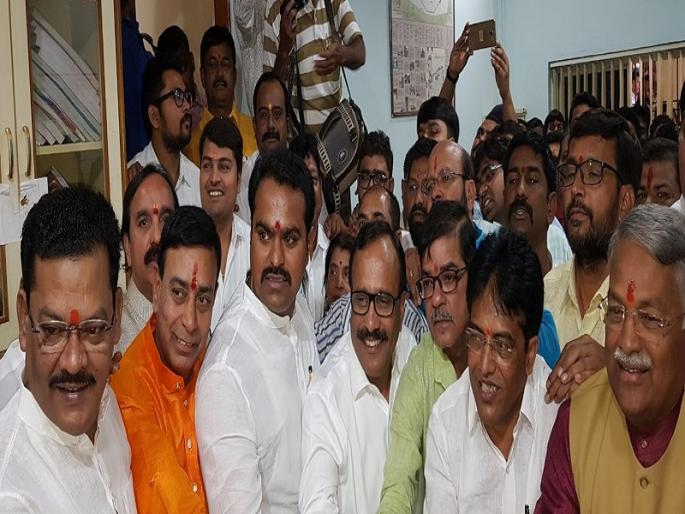 Aurangabad Municipal Corporation: Nandkumar Ghodele nominated for the post of Mayor and Vijay autade filed nomination for the post of Deputy Mayor. | औरंगाबाद महानगरपालिका : नंदकुमार घोडेले यांनी महापौरपदासाठी तर विजय औताडे यांनी उपमहापौरपदासाठी उमेदवारी अर्ज केला दाखल Aurangabad Municipal Corporation: Nandkumar Ghodele nominated for the post of Mayor and Vijay autade filed nomination for the post of Deputy Mayor. | औरंगाबाद महानगरपालिका : नंदकुमार घोडेले यांनी महापौरपदासाठी तर विजय औताडे यांनी उपमहापौरपदासाठी उमेदवारी अर्ज केला दाखल