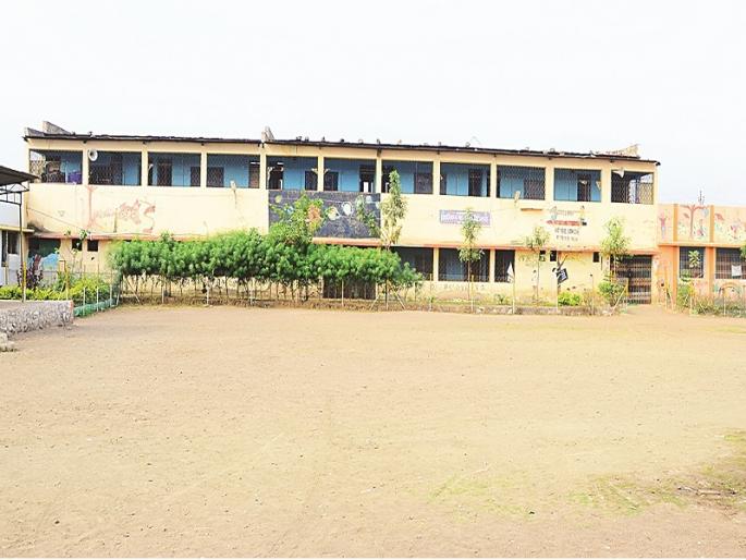 'Admission Full'; It takes a long time to enter the municipal school in Aurangabad | ‘अॅडमिशन फुल’; महापालिकेच्या 'या' शाळेत प्रवेश घेण्यासाठी लागतात चक्क रांगा 'Admission Full'; It takes a long time to enter the municipal school in Aurangabad | ‘अॅडमिशन फुल’; महापालिकेच्या 'या' शाळेत प्रवेश घेण्यासाठी लागतात चक्क रांगा