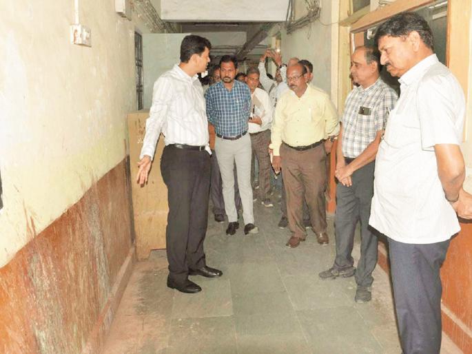 Administrators starts working from ground level; All sections infection, sprinklers, unsanitary marked | मनपा प्रशासक उतरले ग्राउंड लेव्हलवर; मुख्यालयात घेतली झाडाझडती, अस्वच्छतेवर ठेवले बोट Administrators starts working from ground level; All sections infection, sprinklers, unsanitary marked | मनपा प्रशासक उतरले ग्राउंड लेव्हलवर; मुख्यालयात घेतली झाडाझडती, अस्वच्छतेवर ठेवले बोट