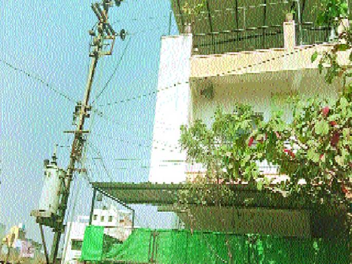 Electricity flows in school shed; Disregarding the teacher's alert, the disaster in the school of Padgaon | शाळेच्या शेडमध्ये उतरला वीज प्रवाह; शिक्षकांच्या सतर्कतेमुळे टळला पडेगाव शाळेतील अनर्थ