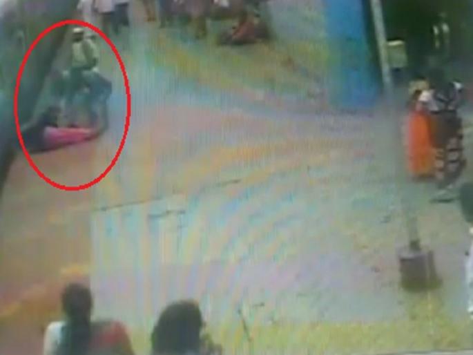 alertness; women survived by the policemans effort who was pulled back from moving train | प्रसंगावधान ; धावत्या रेल्वेत चढताना पडलेल्या वृद्धेचे पोलिसाच्या सतर्कतेने वाचले प्राण  alertness; women survived by the policemans effort who was pulled back from moving train | प्रसंगावधान ; धावत्या रेल्वेत चढताना पडलेल्या वृद्धेचे पोलिसाच्या सतर्कतेने वाचले प्राण