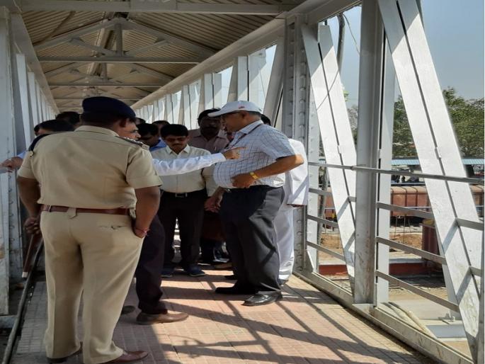 General Manager of SCR ordered the repair of the orphanage on the railway station | ' दमरे' च्या महाव्यवस्थापकांनी दिले रेल्वेस्टेशनवरील दादऱ्याच्या दुरुस्तीचे आदेश General Manager of SCR ordered the repair of the orphanage on the railway station | ' दमरे' च्या महाव्यवस्थापकांनी दिले रेल्वेस्टेशनवरील दादऱ्याच्या दुरुस्तीचे आदेश