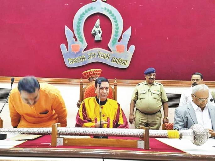 There is no mention of singol in front of the mayor Used for many years according to custom tradition | महापौरांसमोरील ‘राजदंडा’चा नियमांत उल्लेखच नाही! रूढी, परंपरेनुसार अनेक वर्षांपासून वापर There is no mention of singol in front of the mayor Used for many years according to custom tradition | महापौरांसमोरील ‘राजदंडा’चा नियमांत उल्लेखच नाही! रूढी, परंपरेनुसार अनेक वर्षांपासून वापर