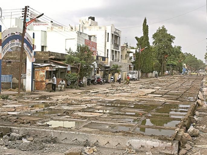 IIT allows only 3 out of 108 road works; after quality check next works will starts | आयआयटीने १०८ पैकी फक्त ३ रस्त्यांच्या कामांना दिली मुभा; गुणवत्ता पाहुण पुढील कामांचा निर्णय