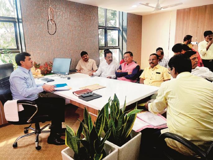 In Shiv Sena, smart politics emerged from the meeting; At the meeting of Ambadas Danave, district head, city head absent | शिवसेनेत बैठकीवरून स्मार्ट राजकारण; अंबादास दानवेंच्या बैठकीला जिल्हा-शहरप्रमुखांची दांडी In Shiv Sena, smart politics emerged from the meeting; At the meeting of Ambadas Danave, district head, city head absent | शिवसेनेत बैठकीवरून स्मार्ट राजकारण; अंबादास दानवेंच्या बैठकीला जिल्हा-शहरप्रमुखांची दांडी