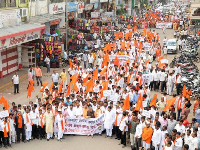 Give debt relief to ten-former farmers, a rally on Shiv Sena's departmental commissioner | दस-यापूर्वी शेतक-यांना कर्जमाफी द्या, शिवसेनेचा विभागीय आयुक्तालयावर मोर्चा Give debt relief to ten-former farmers, a rally on Shiv Sena's departmental commissioner | दस-यापूर्वी शेतक-यांना कर्जमाफी द्या, शिवसेनेचा विभागीय आयुक्तालयावर मोर्चा