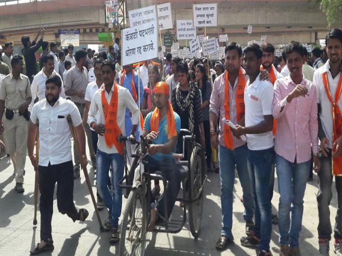 Aurangabad scary declarations! The morcha was organized by the students preparing for the competition | औरंगाबाद दणाणले घोषणांनी ! स्पर्धा परीक्षेची तयारी करणा-या विद्यार्थ्यांनी काढला मोर्चा Aurangabad scary declarations! The morcha was organized by the students preparing for the competition | औरंगाबाद दणाणले घोषणांनी ! स्पर्धा परीक्षेची तयारी करणा-या विद्यार्थ्यांनी काढला मोर्चा