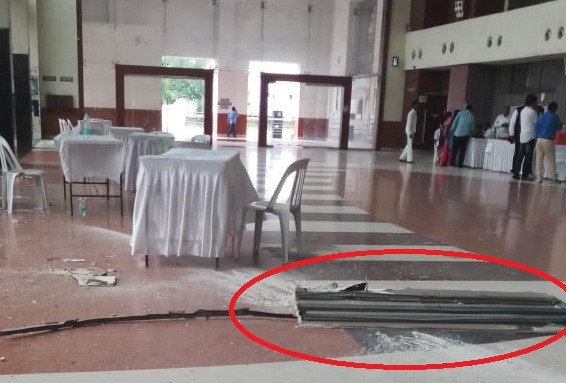 The roof of the Sant Tukaram Natyagrahaya house collapsed in Aurangabad | औरंगाबाद येथील संत तुकाराम नाट्यगृहाचे छत कोसळले The roof of the Sant Tukaram Natyagrahaya house collapsed in Aurangabad | औरंगाबाद येथील संत तुकाराम नाट्यगृहाचे छत कोसळले