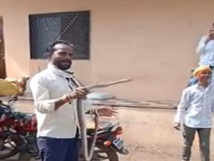 Fix the disconnected power supply, otherwise the snake will insert the office | शेतकऱ्यांचा खंडित वीज पुरवठा सुरळीत करा, अन्यथा कार्यालयात सर्प सोडणार