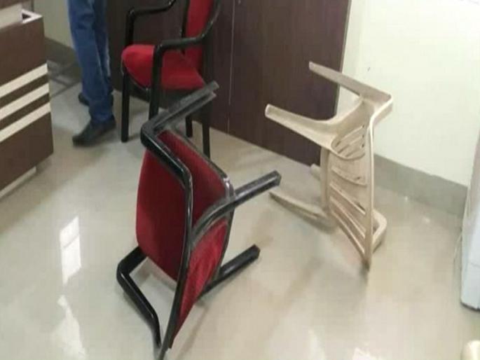 Pahar organization's Aurangabad panchayat committee dissolved in office; Agitating Block Development Officer | प्रहार संघटनेची औरंगाबाद पंचायत समिती कार्यालयात तोडफोड; गटविकास अधिका-यांनाही धक्काबुक्की  Pahar organization's Aurangabad panchayat committee dissolved in office; Agitating Block Development Officer | प्रहार संघटनेची औरंगाबाद पंचायत समिती कार्यालयात तोडफोड; गटविकास अधिका-यांनाही धक्काबुक्की