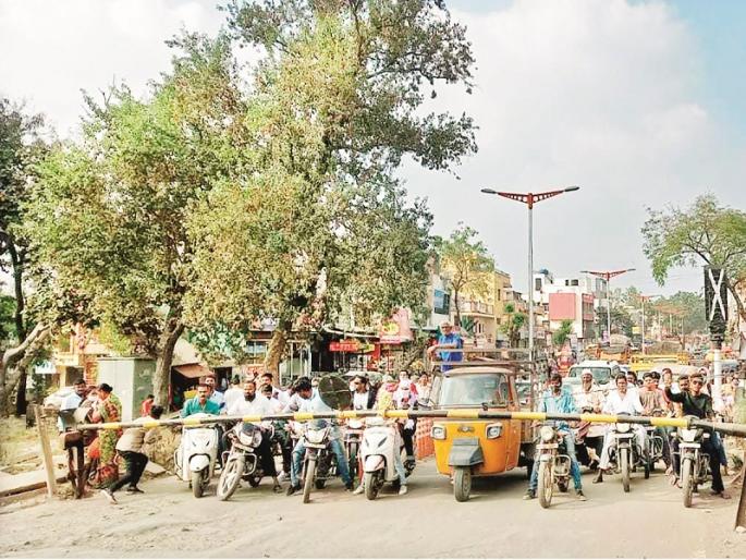 36 trains in 24 hours;Traffic congestion due to railway crossing, citizens suffering | २४ तासांत ३६ वेळा रेल्वेची येजा; शिवाजीनगर रेल्वेफाटकाजवळ वाहतूककोंडी, नागरिक त्रस्त 36 trains in 24 hours;Traffic congestion due to railway crossing, citizens suffering | २४ तासांत ३६ वेळा रेल्वेची येजा; शिवाजीनगर रेल्वेफाटकाजवळ वाहतूककोंडी, नागरिक त्रस्त