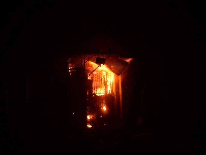 You do not crave to burn the settlements ... | तुम तरस नहीं खाते बस्तियां जलाने में...