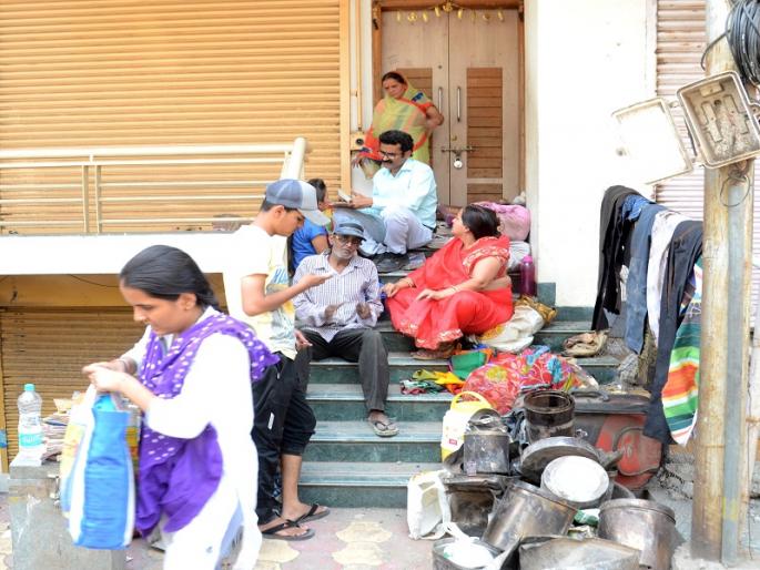 Aurangabad Violence: Where has the humanity: the world of three generations on the streets; Urge for help of Sharma family | Aurangabad Violence : कुठे गेली माणुसकी : तीन पिढ्यांचा संसार रस्त्यावर; शर्मा कुटुंबियांची मदतीसाठी याचना Aurangabad Violence: Where has the humanity: the world of three generations on the streets; Urge for help of Sharma family | Aurangabad Violence : कुठे गेली माणुसकी : तीन पिढ्यांचा संसार रस्त्यावर; शर्मा कुटुंबियांची मदतीसाठी याचना